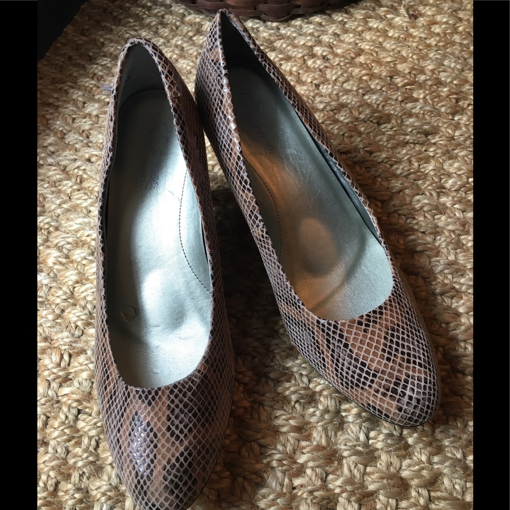 AEtREX orthotic heels snakeskin